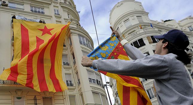 Son la misma lengua valenciano y catalán? Las nuevas normas no tratan ambos  idiomas por igual